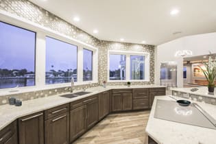 A Maple Kitchen featuring Henlow Square cabinet doors in Drift from Wellborn Cabinet, Inc.