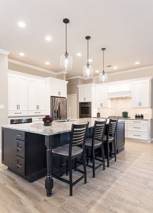 A Maple Kitchen featuring Henlow Square cabinet doors in Glacier from Wellborn Cabinet, Inc.