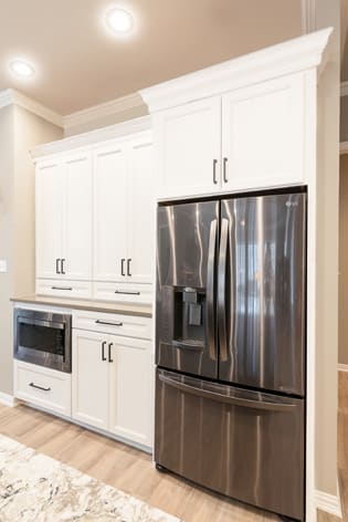 A Maple Kitchen featuring Henlow Square cabinet doors in Glacier from Wellborn Cabinet, Inc.