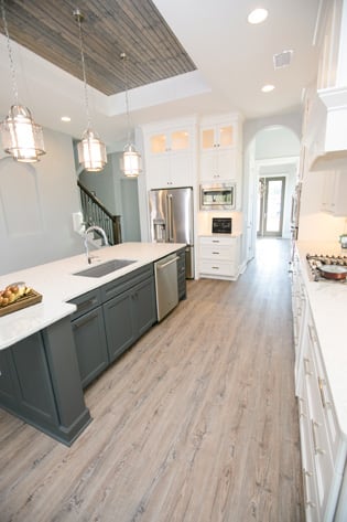 A Maple Kitchen featuring Henlow Square cabinet doors in Glacier from Wellborn Cabinet, Inc.