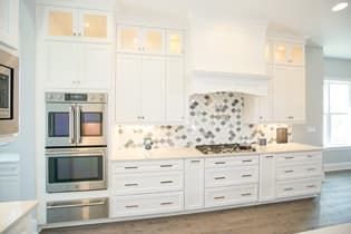 A Maple Kitchen featuring Henlow Square cabinet doors in Glacier from Wellborn Cabinet, Inc.
