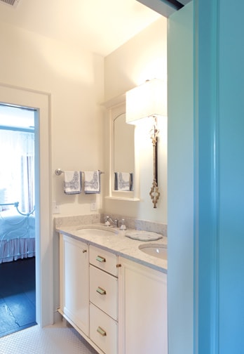A Maple Bath featuring Henlow Square cabinet doors in Divinity from Wellborn Cabinet, Inc.