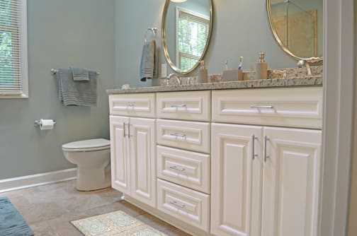 A Medium Density Fiberboard Bath featuring Hartford cabinet doors in Glacier from Wellborn Cabinet, Inc.