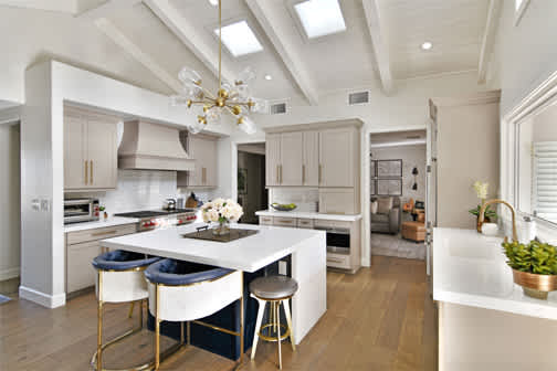 A Maple Kitchen featuring Hanover cabinet doors in Dove from Wellborn Cabinet, Inc.