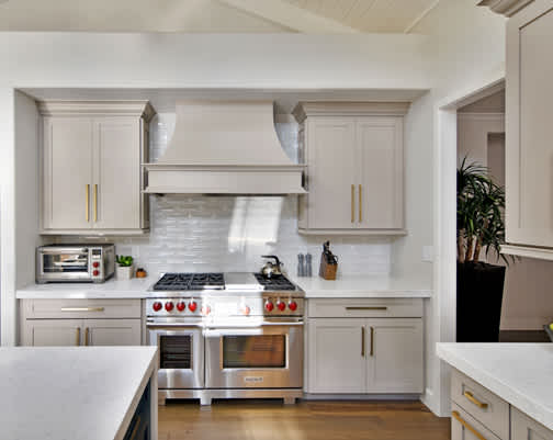 A Maple Kitchen featuring Hanover cabinet doors in Dove from Wellborn Cabinet, Inc.