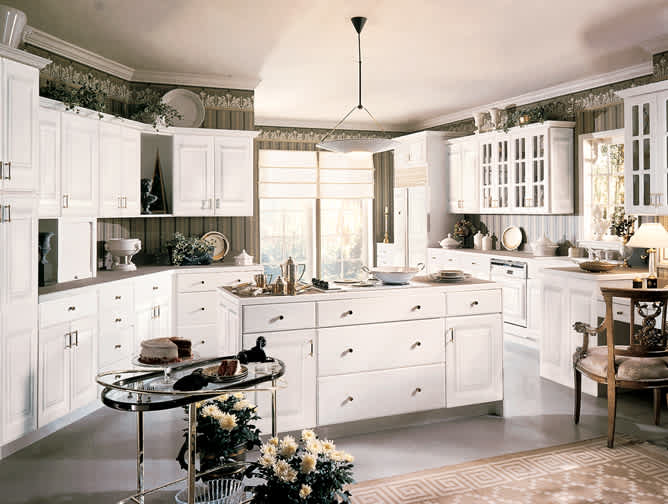 A Medium Density Fiberboard Kitchen featuring Camden Square cabinet doors in Glacier from Wellborn Cabinet, Inc.