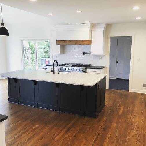 A Maple Kitchen featuring Prairie cabinet doors in Glacier and Onyx from Wellborn Cabinet, Inc.