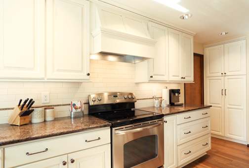 A Maple Kitchen featuring Bedford Square cabinet doors in Divinity Java from Wellborn Cabinet, Inc.