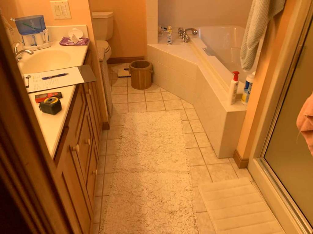 small bathroom with tub