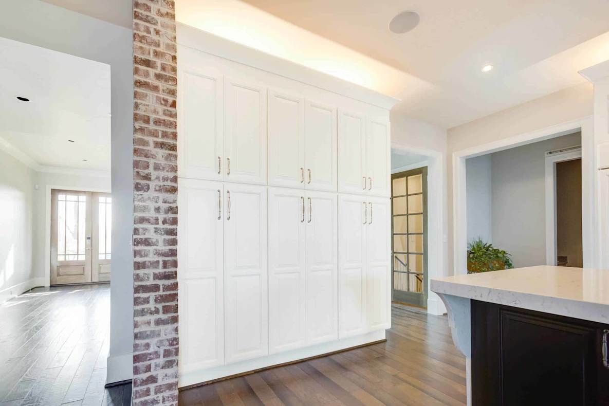 maple and oak white cabinetry used in kitchen design contest