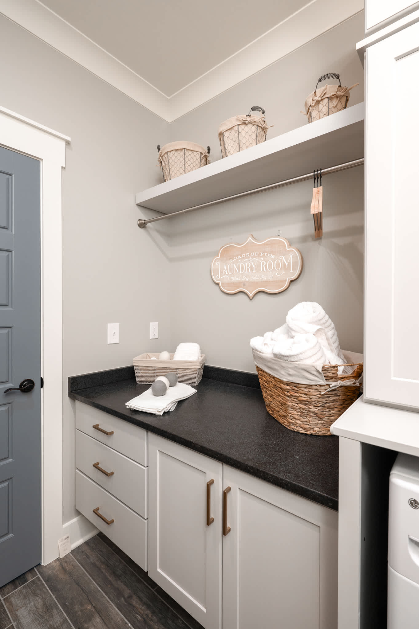 Laundry cabinet storage