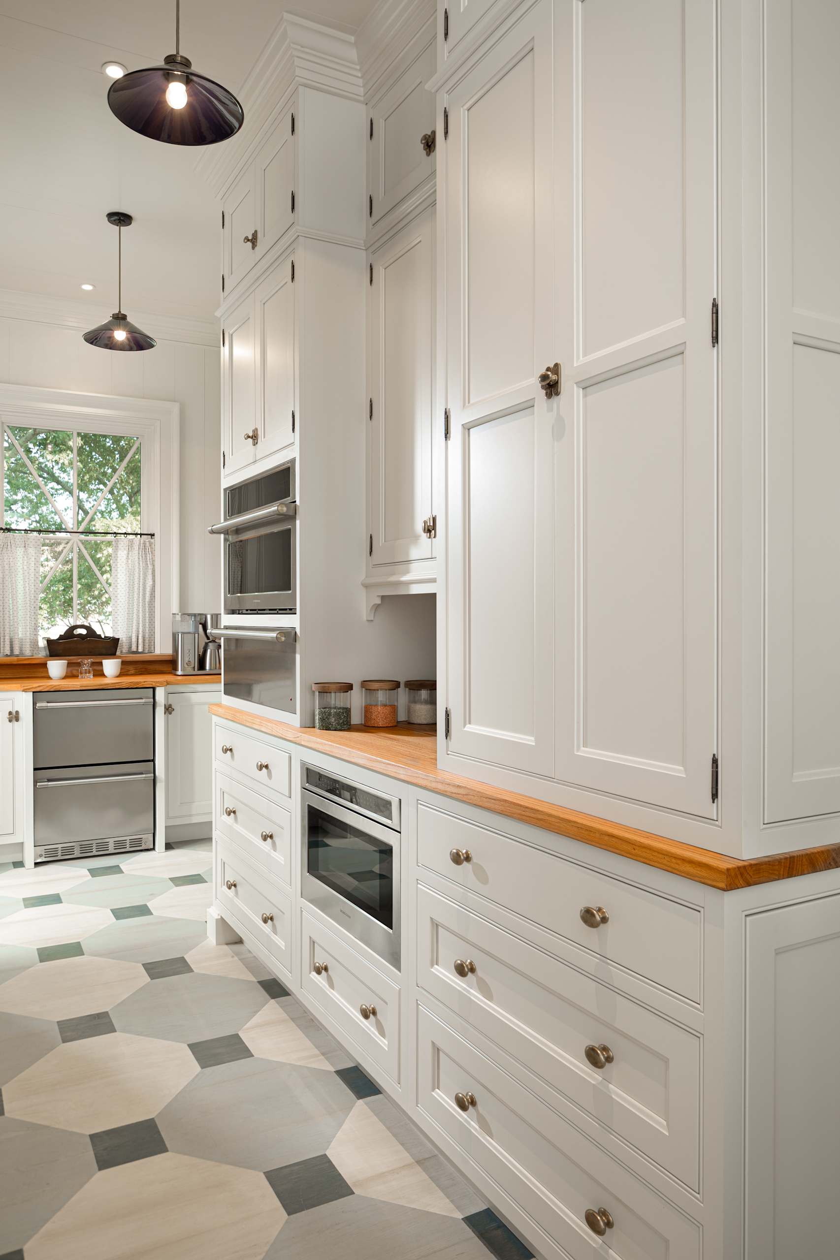 The Oyster White cabinet finish from Wellborn Cabinet, Inc.