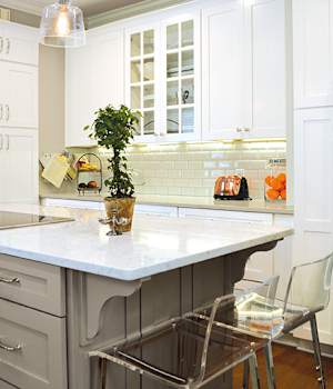 A Maple Kitchen featuring Prairie cabinet doors in Glacier and Dove from Wellborn Cabinet, Inc.
