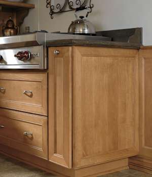 These Brown and Light cabinets for the 2007 Photo Shoot and Exhibit Booth home were provided by Wellborn Cabinet, Inc.