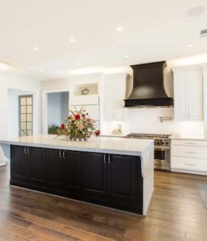 A Maple and Oak Kitchen featuring Seville Square cabinet doors in Glacier and Onyx from Wellborn Cabinet, Inc.