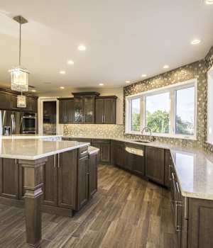 A Maple Kitchen featuring Henlow Square cabinet doors in Drift from Wellborn Cabinet, Inc.