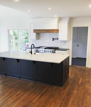 A Maple Kitchen featuring Prairie cabinet doors in Glacier and Onyx from Wellborn Cabinet, Inc.
