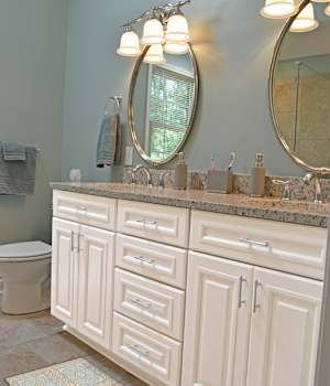 A Medium Density Fiberboard Bath featuring Hartford cabinet doors in Glacier from Wellborn Cabinet, Inc.