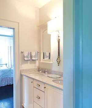 A Maple Bath featuring Henlow Square cabinet doors in Divinity from Wellborn Cabinet, Inc.