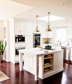 A Maple Kitchen featuring Hanover cabinet doors in Divinity from Wellborn Cabinet, Inc.