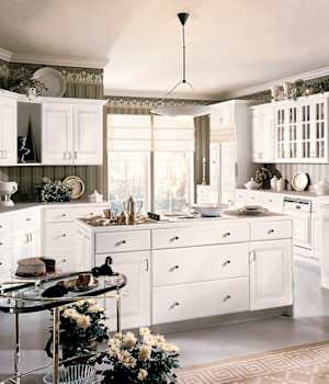 A Medium Density Fiberboard Kitchen featuring Camden Square cabinet doors in Glacier from Wellborn Cabinet, Inc.