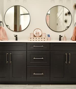 A Medium Density Fiberboard Bath featuring Saybrook cabinet doors in Onyx from Wellborn Cabinet, Inc.