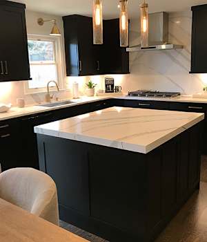 A Medium Density Fiberboard Kitchen featuring Prairie cabinet doors in Onyx from Wellborn Cabinet, Inc.