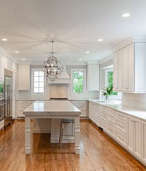 A Maple Kitchen featuring Henlow Square cabinet doors in Glacier from Wellborn Cabinet, Inc.