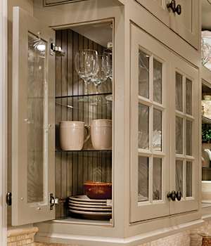 A Cherry Kitchen featuring Henlow Square cabinet doors in Pebble from Wellborn Cabinet, Inc.