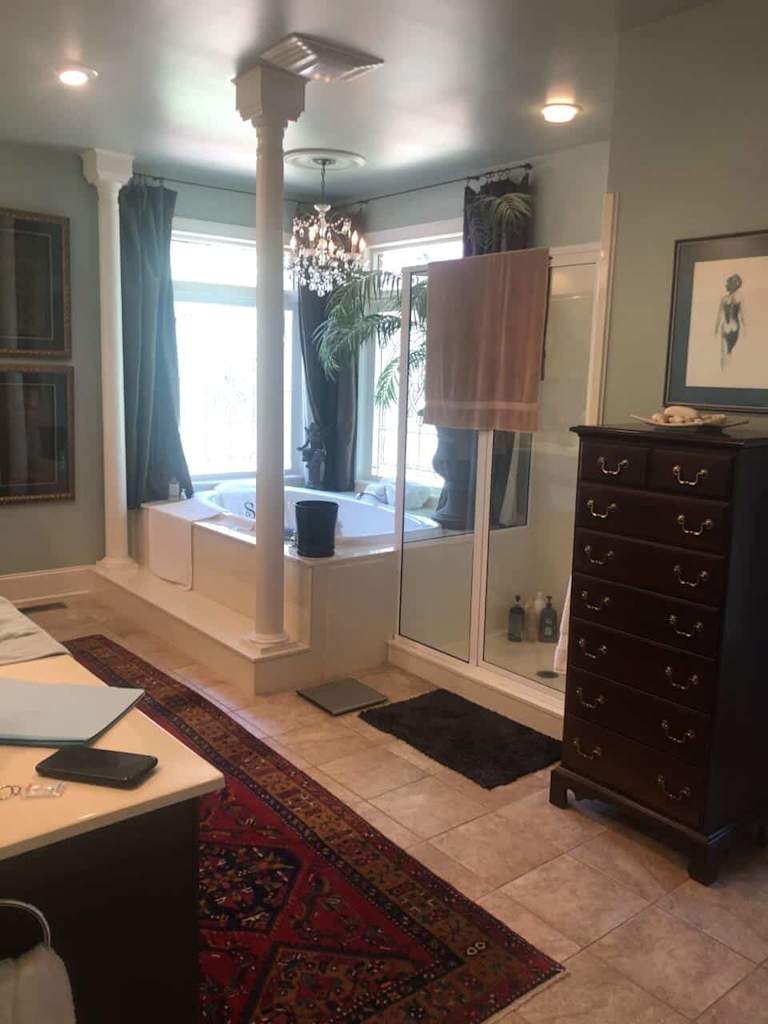 small bathroom with tub