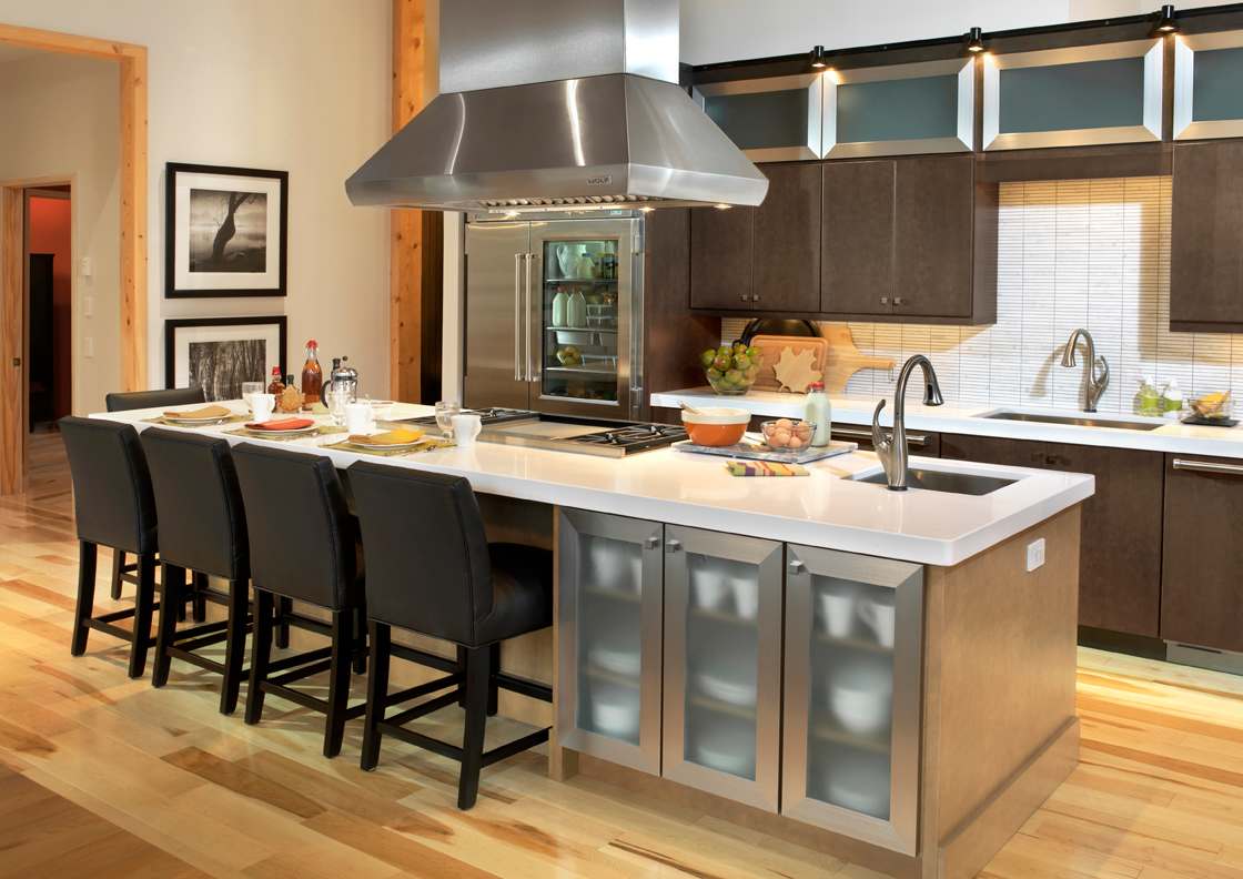 A Maple Kitchen featuring Milan cabinet doors in Shadow from Wellborn Cabinet, Inc.