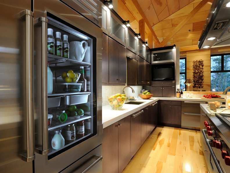 A Maple Kitchen featuring Milan cabinet doors in Shadow from Wellborn Cabinet, Inc.