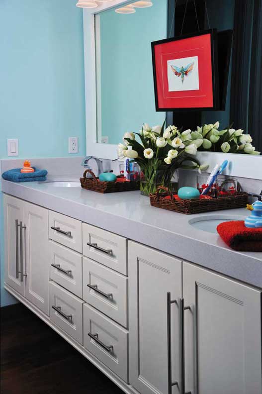 A Maple Bath featuring Sandia cabinet doors in Divinity from Wellborn Cabinet, Inc.